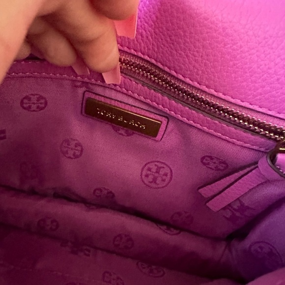 💜Tory Burch Kira Clutch/ Cross Body Bag /Bright Orchid🩷 - Picture 9 of 11